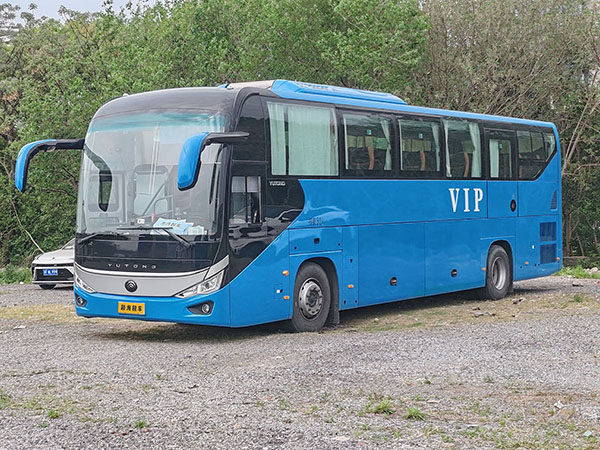 50人大巴租一天多少钱?